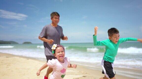4K爷爷和小孙女在热带海滩慢跑锻炼