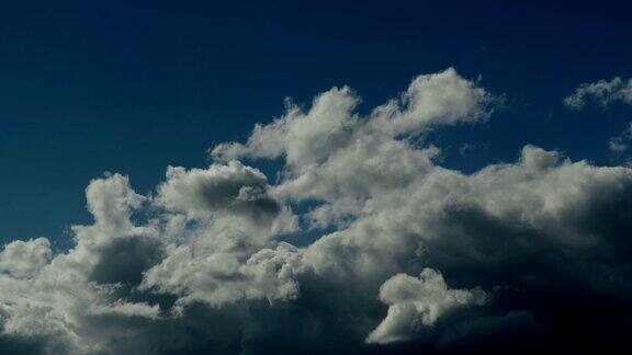 快速移动的云景与蓝天背景的时间流逝