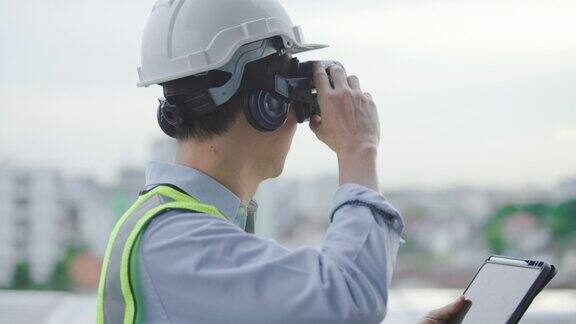 亚洲人在电动火车上戴着虚拟现实眼镜的工程师
