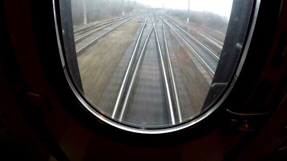 从窗口看到最后一节或几节火车车厢枕木和铁轨跑向远方