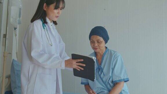 癌症患者妇女在化疗后戴头巾就医