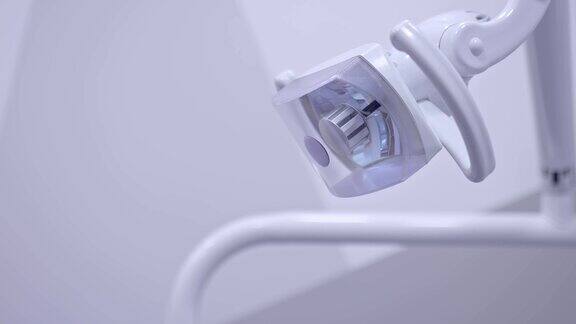 医疗灯现代化设备医疗工作场所给医生的手电筒特写镜头