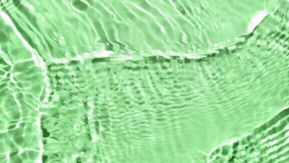 水波穿越和飞溅在绿色的背景