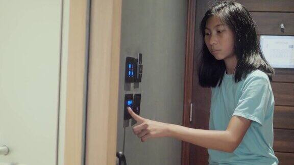 亚洲女孩学习如何使用酒店房间的电子控制器现代生活理念