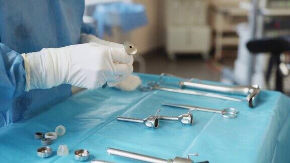 医生的医疗器械在一个钢托盘医疗器械使用后的清洁一张桌子上放着医疗工具为机器人手术做准备外科手术工具套件