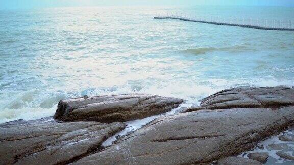 海浪撞击着岩石