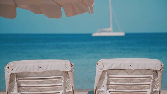 巴利阿里岛福门特拉海滩船上的日光浴床