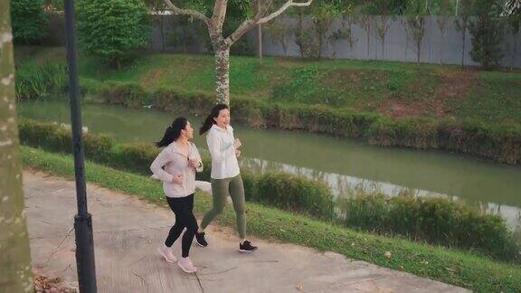 2亚洲华人女性周末在公园跑步休闲活动