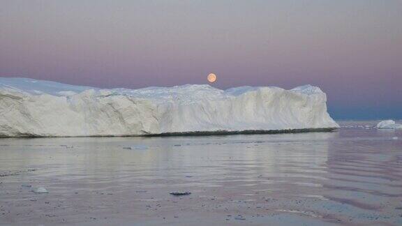 乘船到格陵兰岛满月就在冰山上方盘旋