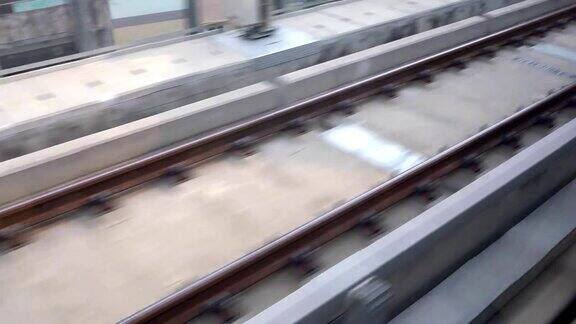 电动火车轨道从加速列车的窗口