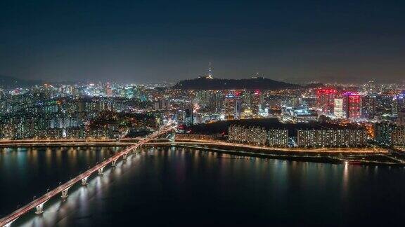 韩国首尔市悠ido商业区的夜景横跨汉江到北汉城塔的大桥上的车流