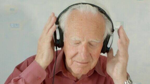 老人戴着耳机听音乐