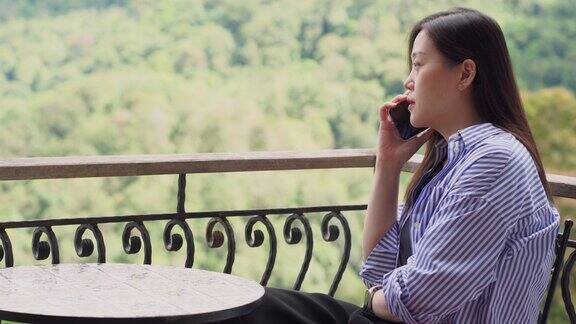 亚洲自由职业者女性使用智能手机在山景咖啡馆工作