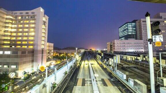 从快速行驶的火车上可以看到东京的铁路和现代建筑