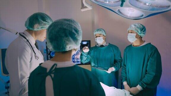外科医生在手术室监控下与医学生讨论