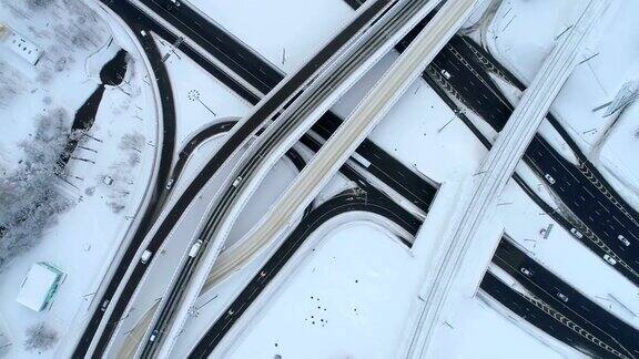 鸟瞰图高速公路交叉口在冬天被雪覆盖
