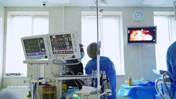 现代化的手术室设备在临床上在机器人手术过程中医务工作者看着显示器的屏幕