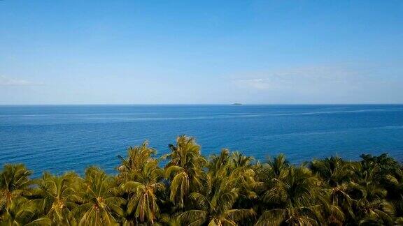 有大海和棕榈树的海景鸟瞰图:菲律宾卡米圭因岛