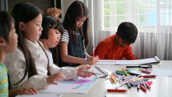 艺术教育班的一群亚洲孩子