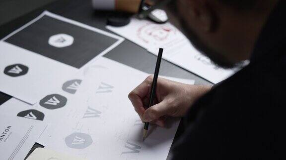 亚洲平面设计师在办公室工作艺术家创意设计师插画图形技能概念