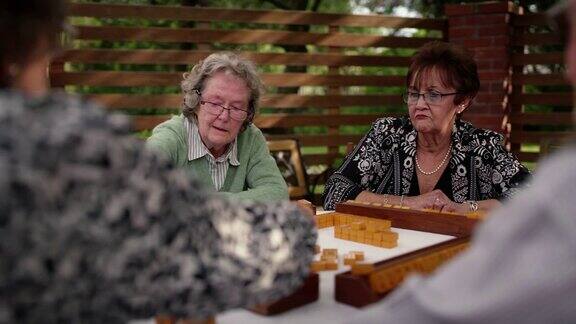 老年人也喜欢打麻将