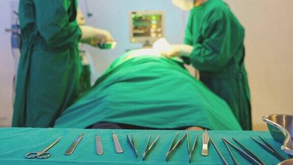 亚洲医生医疗队在医院的手术室里做手术