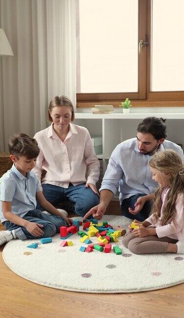 垂直观已婚夫妇与孩子玩木方块