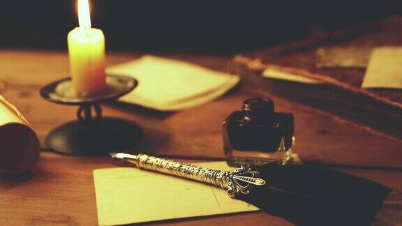 用羽毛笔和墨水在烛光下写信