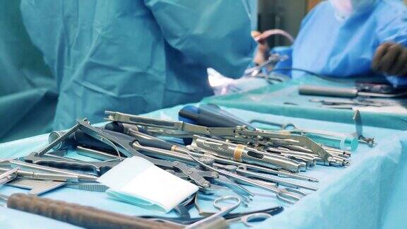 在手术中使用的装有手术工具的托盘