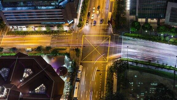 强烈的高角度视图时间推移在高峰时间与当地的交通和cummuters在新加坡市中心的最高质量(4K超高清到高清)-股票视频