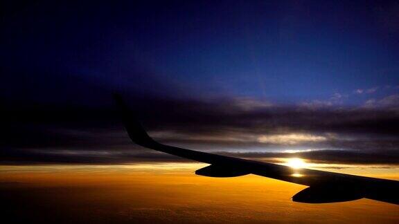 飞机飞行的最后一缕光飞机机翼和日出日落的闪光