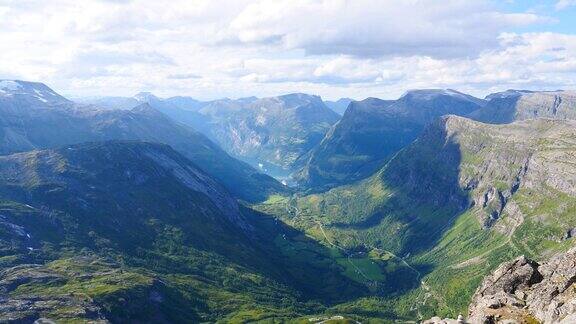 从挪威达尔斯尼巴的视角看Geirangerfjord