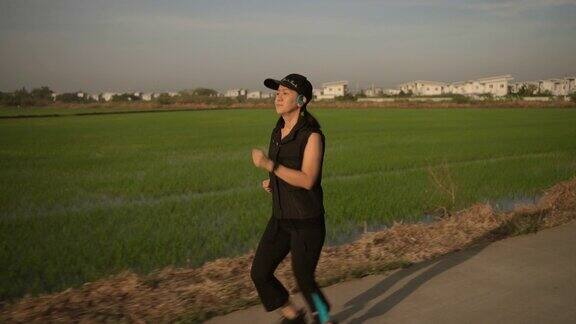 亚洲女人跑在路上