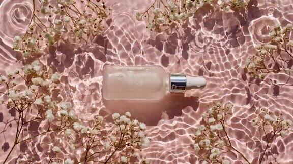 某保湿护肤品的广告化妆品瓶与移液器在白色背景与水滴有阳光和影子的倒影的水缓慢运动的波浪水