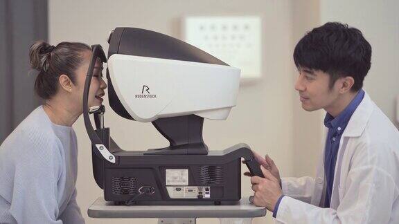 一个成熟的女人在诊所做眼睛检查