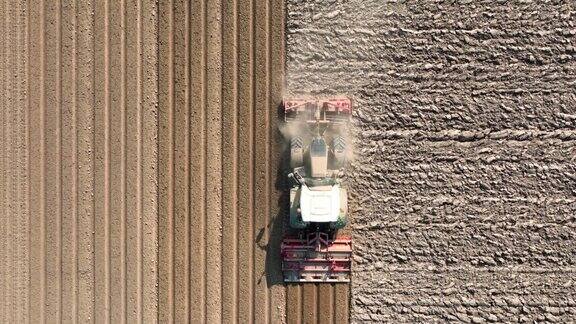 拖拉机为种植作物准备土壤从上面看到的土地形成了图案