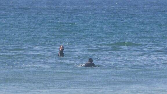 两个冲浪者等待海浪