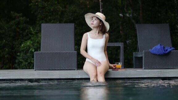 亚洲年轻女子在游泳池放松