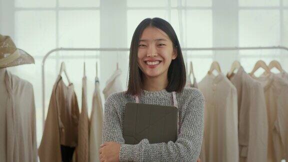 年轻的亚洲设计师女人的肖像看着相机和微笑