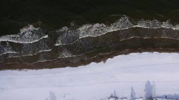 冬季波罗的海雪地海滩的天线