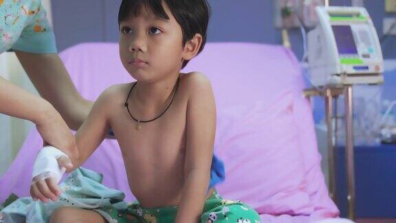 泰国曼谷一名亚洲护士给病人男孩擦干身体