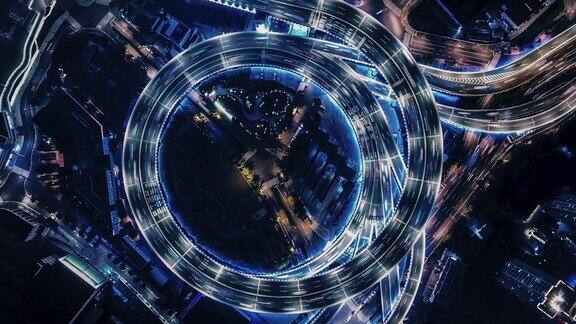 PAN无人机视角下的立交桥和城市交通在夜间