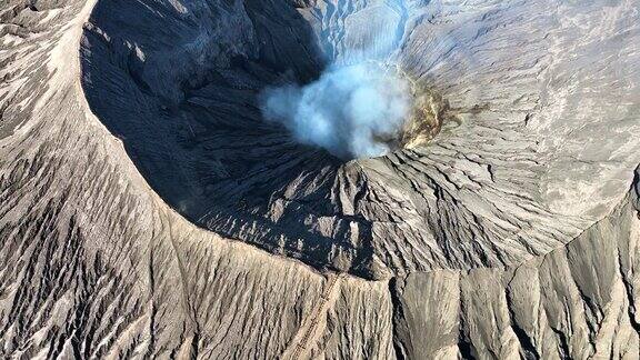 印度尼西亚东爪哇的活火山烟雾弥漫鸟瞰火山口古农布罗莫火山是腾格里塞梅鲁国家公园的一座活火山