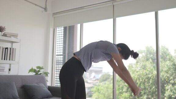 亚洲女孩健身在客厅人们通过负重训练来锻炼身体
