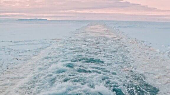 船在冰冷的水中航行