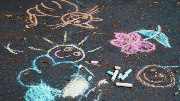 创意儿童在公共城市公园人行道上的简单粉笔画艺术