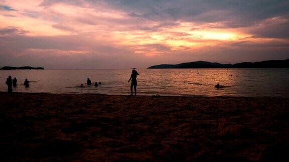 黄昏时分的海滩伴着夏日黄昏的气氛