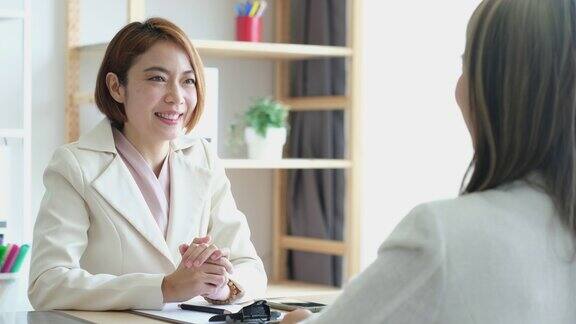 商务亚洲女性在办公室面试申请人求职商业概念