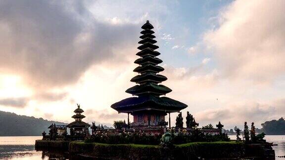 古普拉乌伦达努布拉坦寺庙的延时与云移动在日出早上在巴厘岛印度尼西亚