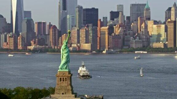 空中自由女神像和阳光下的曼哈顿下城